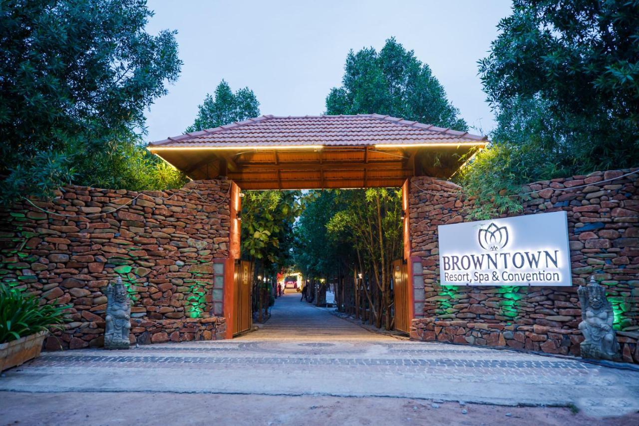 Brown Town Resort & Spa 하이데라바드 외부 사진
